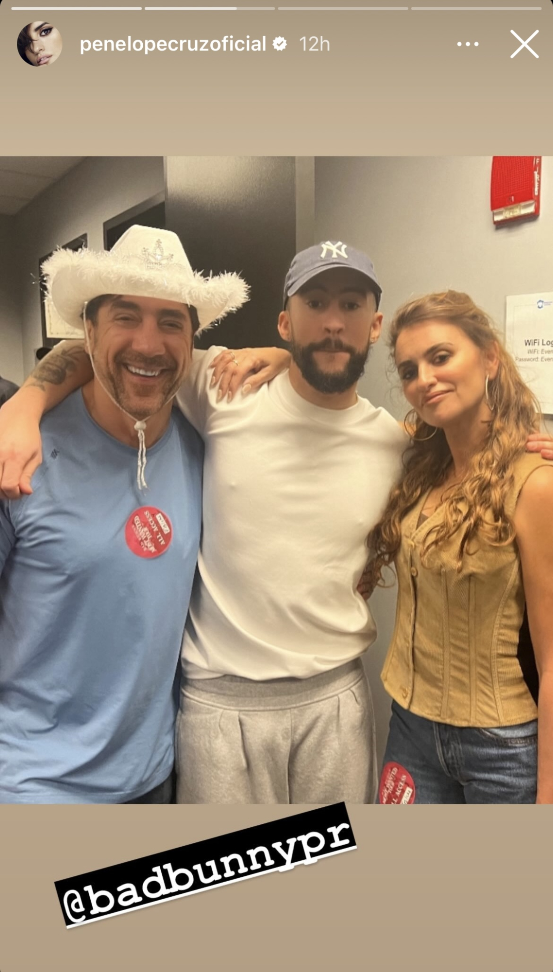 Penélope Cruz y Javier Bardem posando junto a Bad Bunny para redes sociales