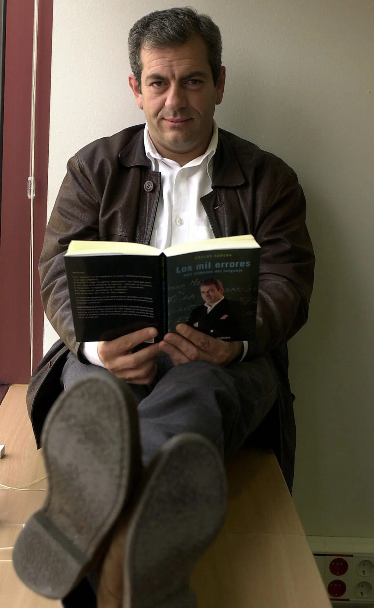 Carlos Sobera leyendo