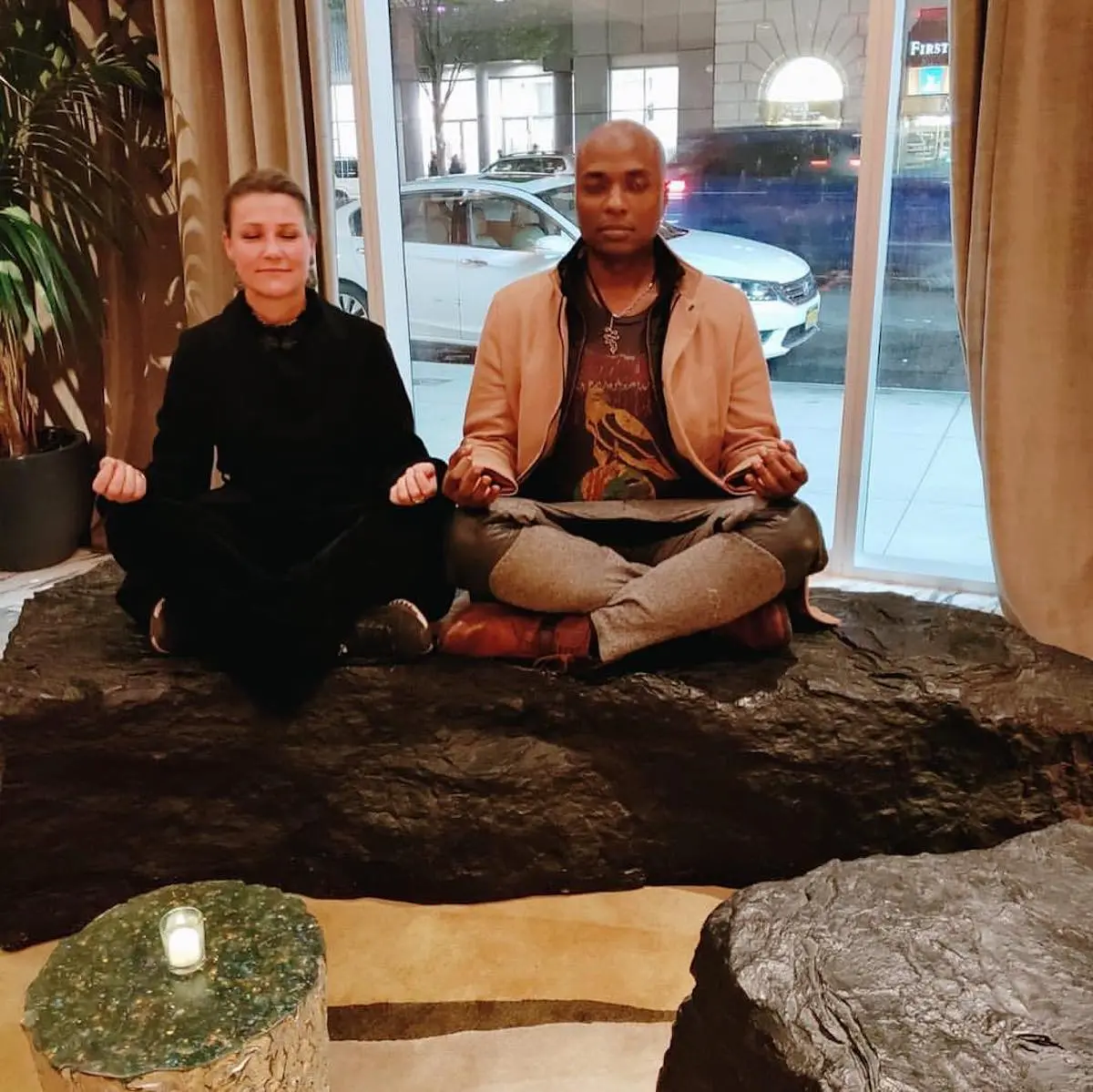 Marta Luisa de Noruega y su novio meditacion