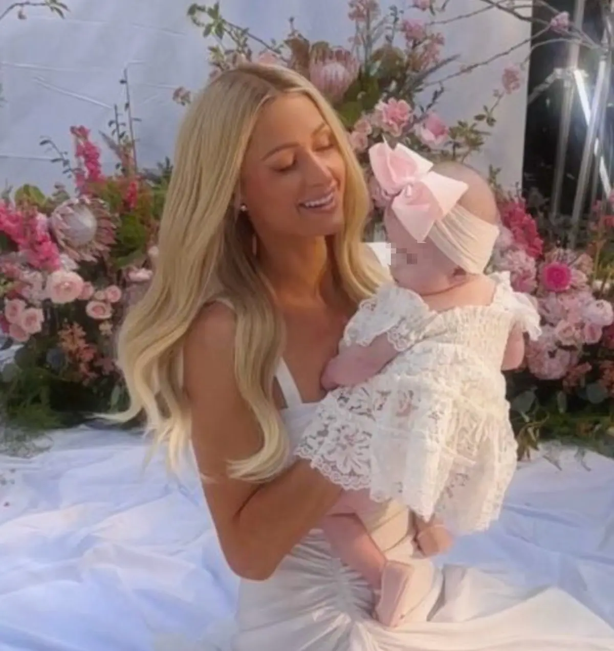 Paris Hilton con su hija bebe