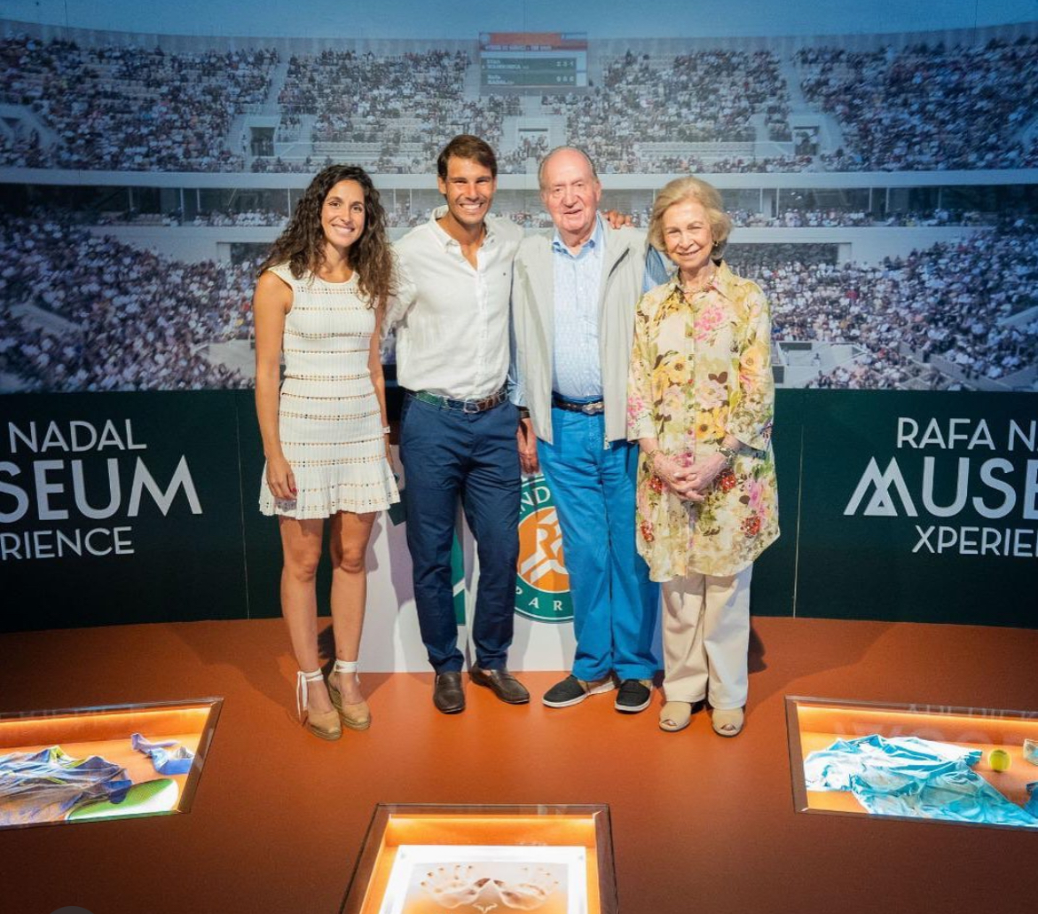 Rafa Nadal y Mery Perelló junto a los reyes eméritos posando para redes sociales