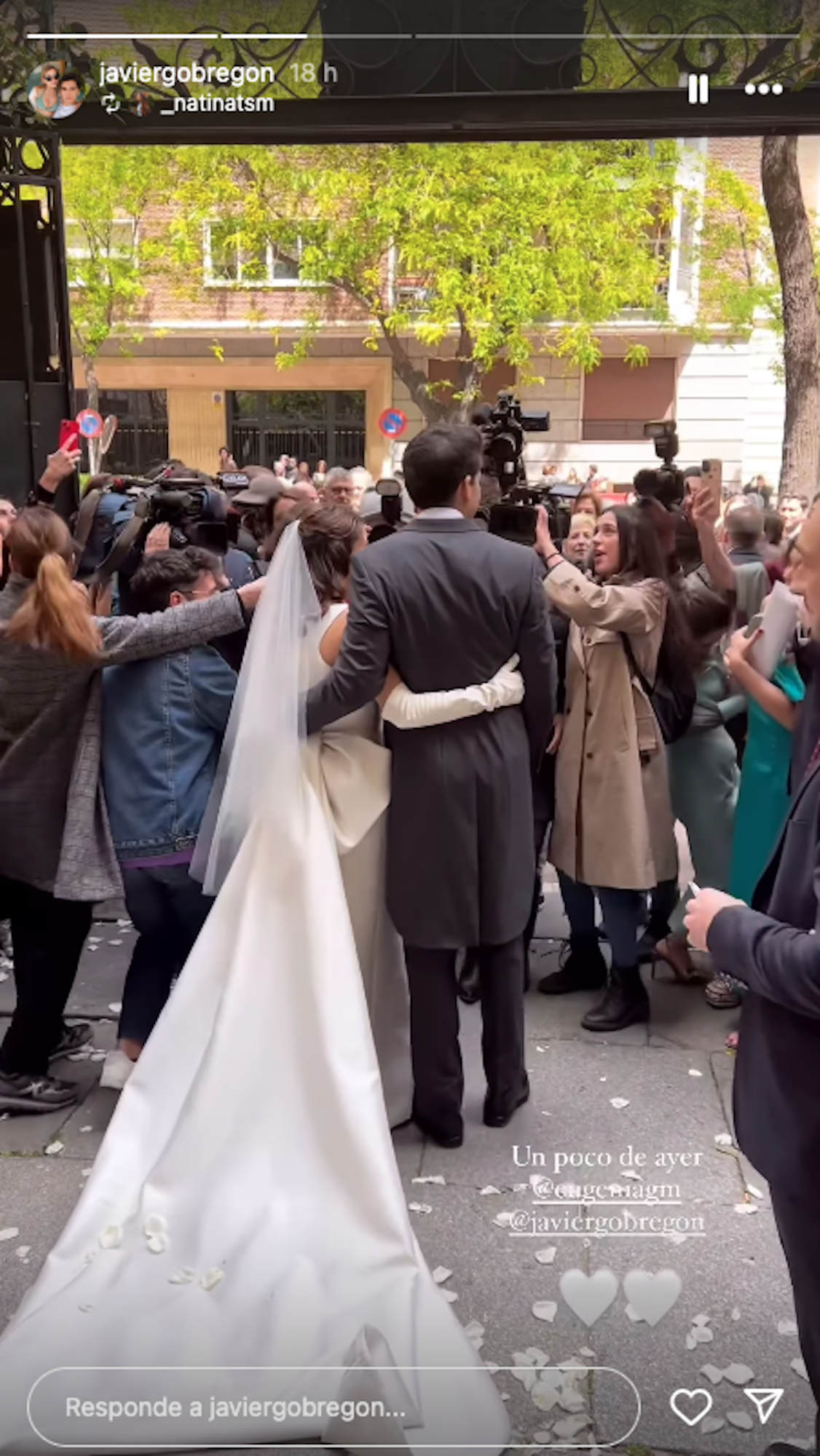 Javier Obregón y su mujer, rodeadas de periodistas.