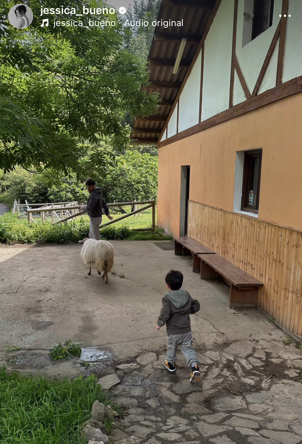 Luitingo junto a los hijos de Jessica en una granja