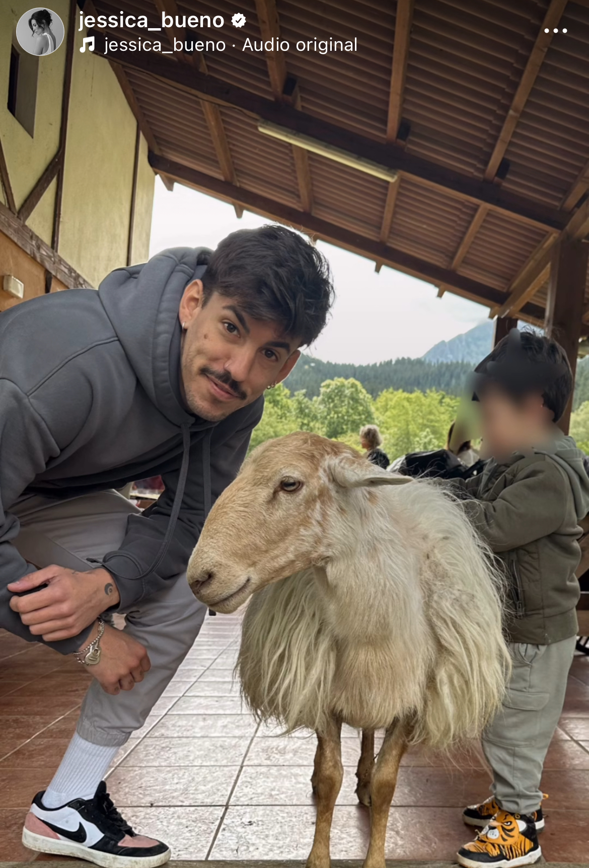 Luitingo junto a los hijos de Jessica y las ovejas