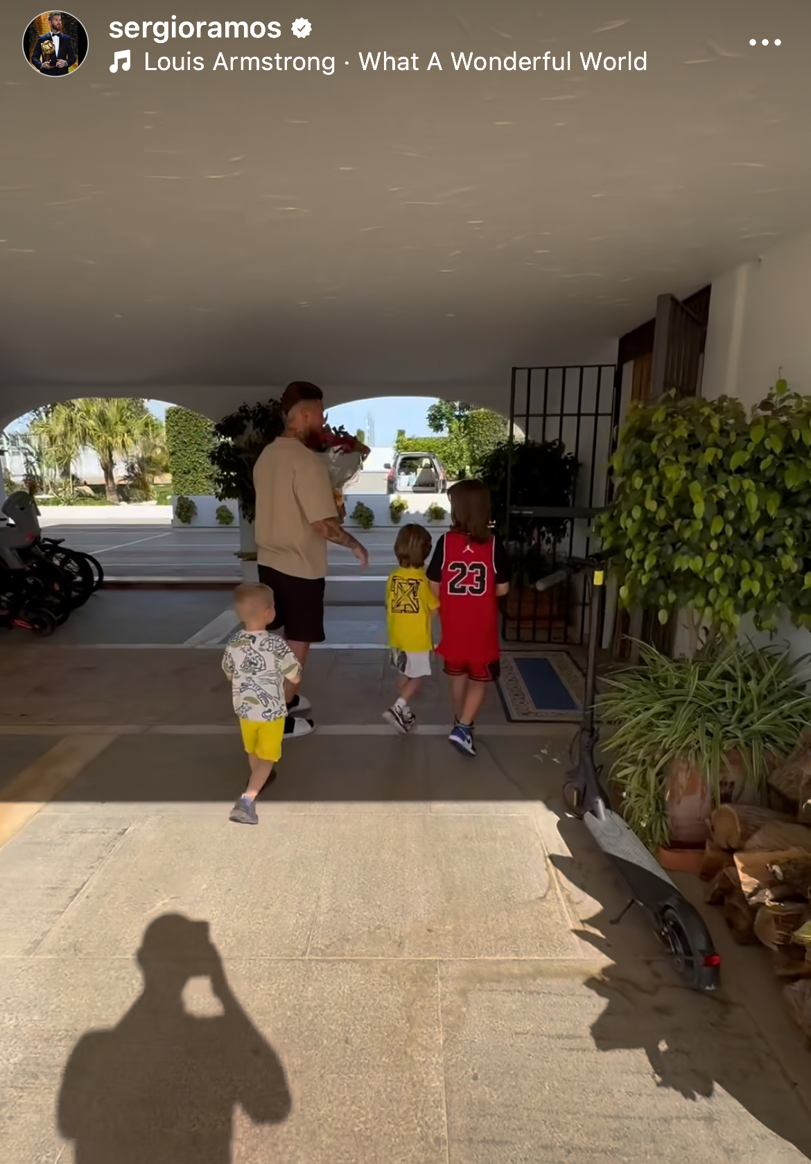 Sergio Ramos junto a sus hijos camino a felicitar a Pilar Rubio