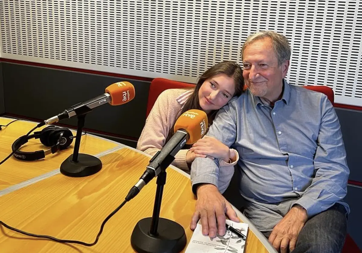 Berenice LObaton con su padre en la radio