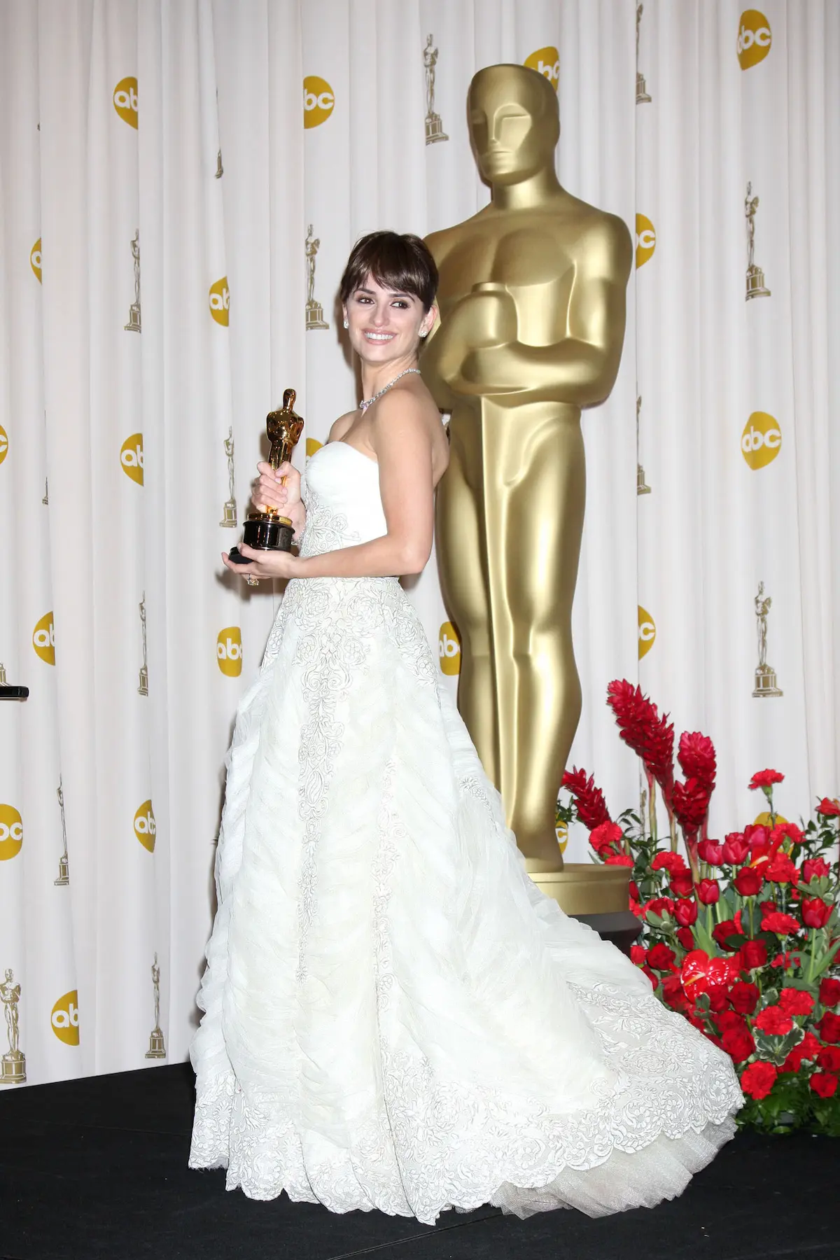 Penélope Cruz posando con su oscar