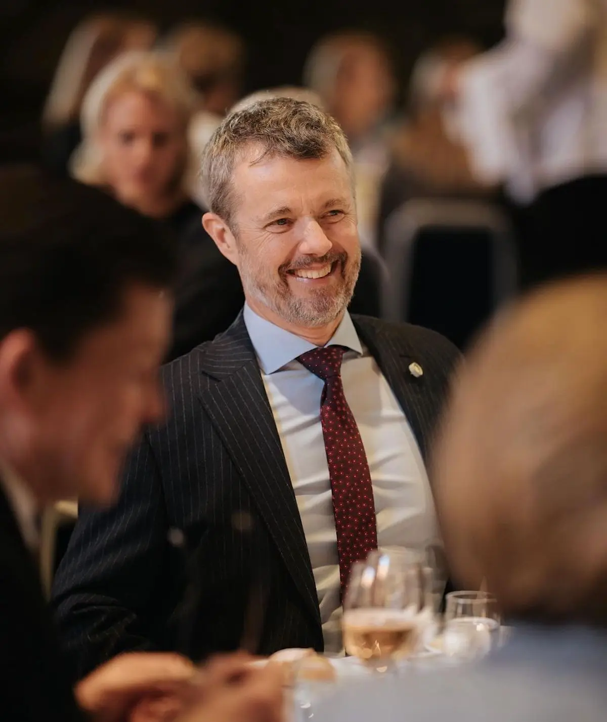 Federico de Dinamarca muy sonriente