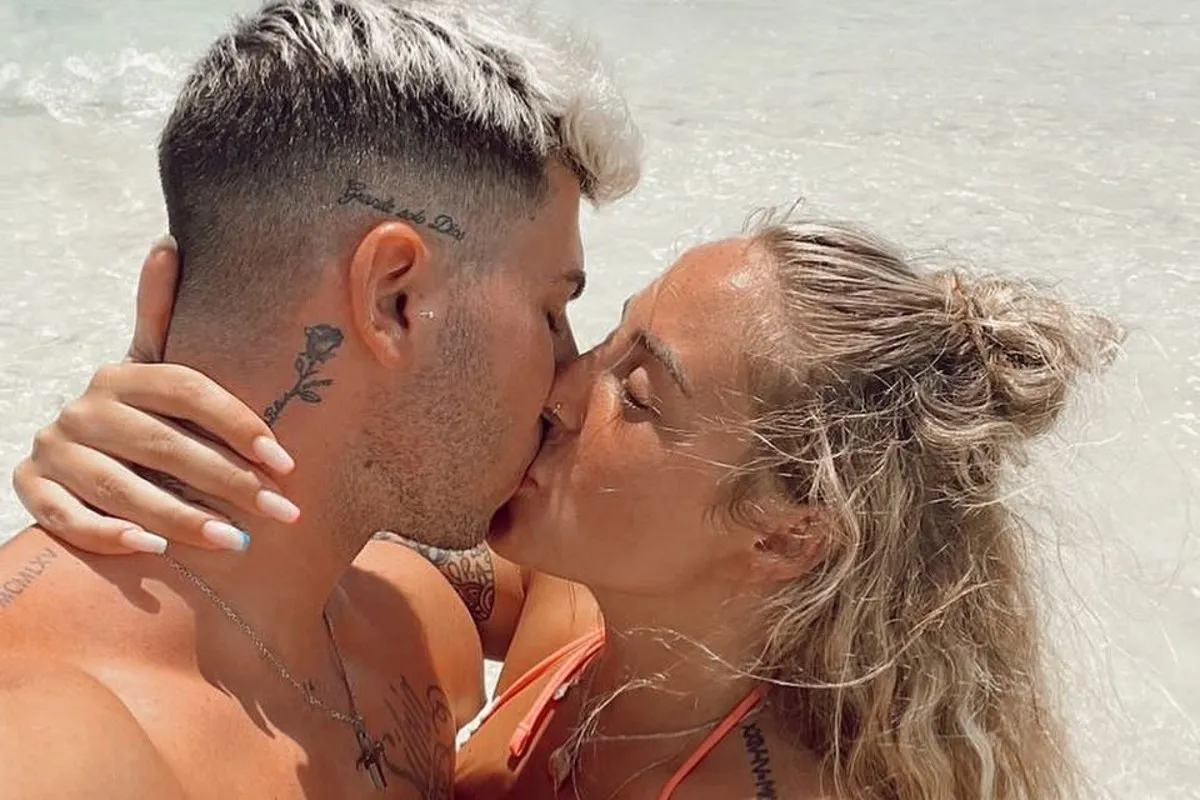 Rocío Flores y Manuel Bedmar, besándose.