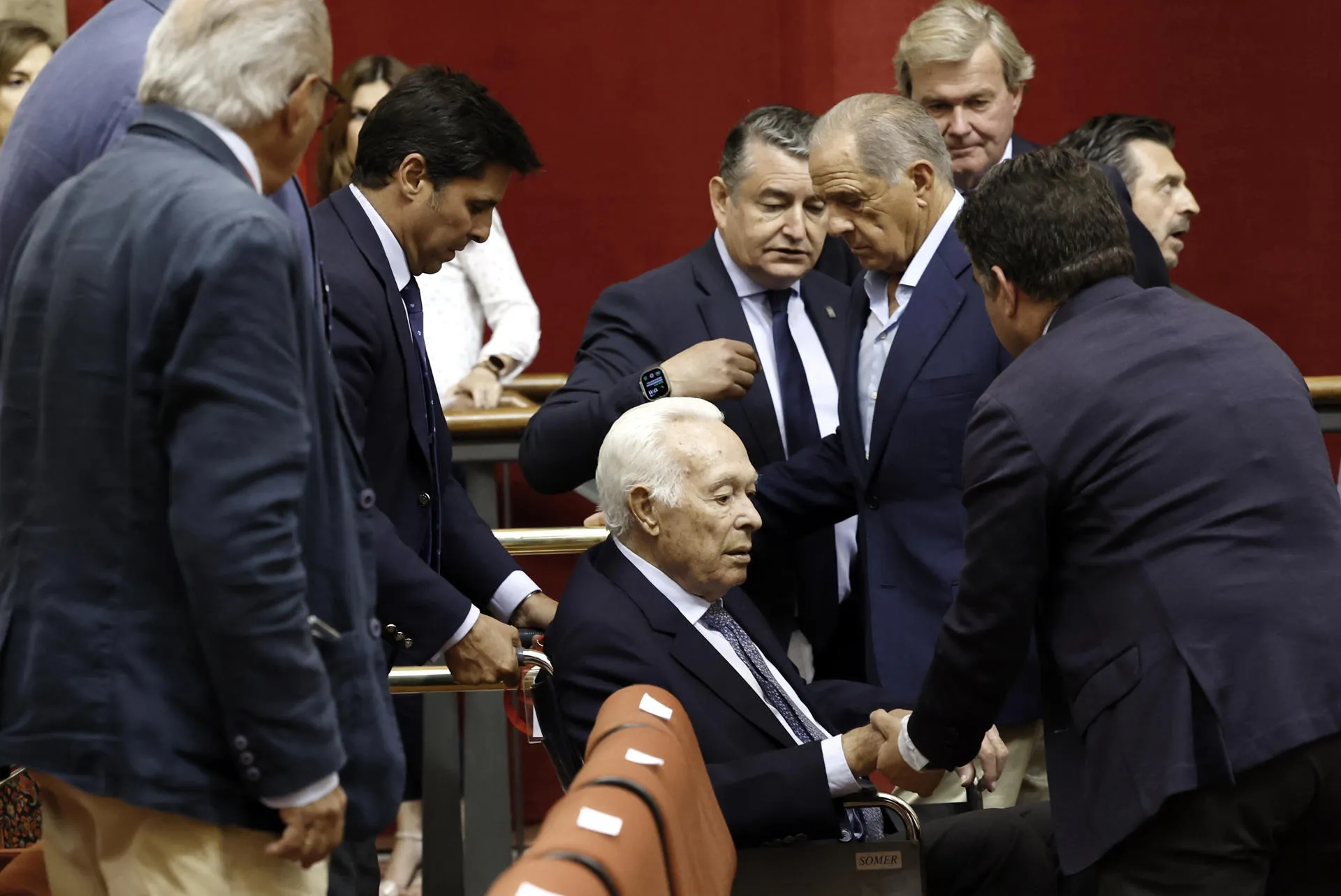 Curro Romero en silla de ruedas.