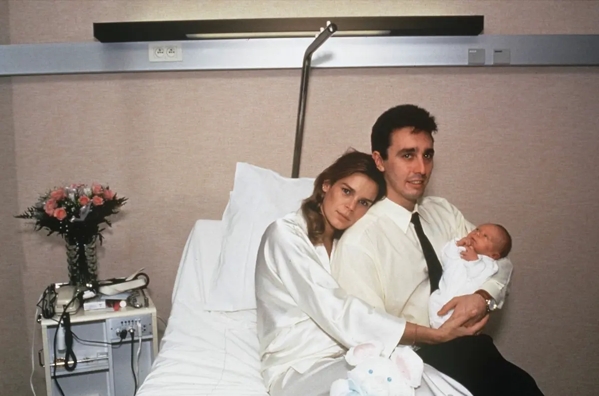 Con Daniel Ducruet y el primer hijo de ambos, Louis. La pareja se separó al hacerse pública una infidelidad de Ducruet.