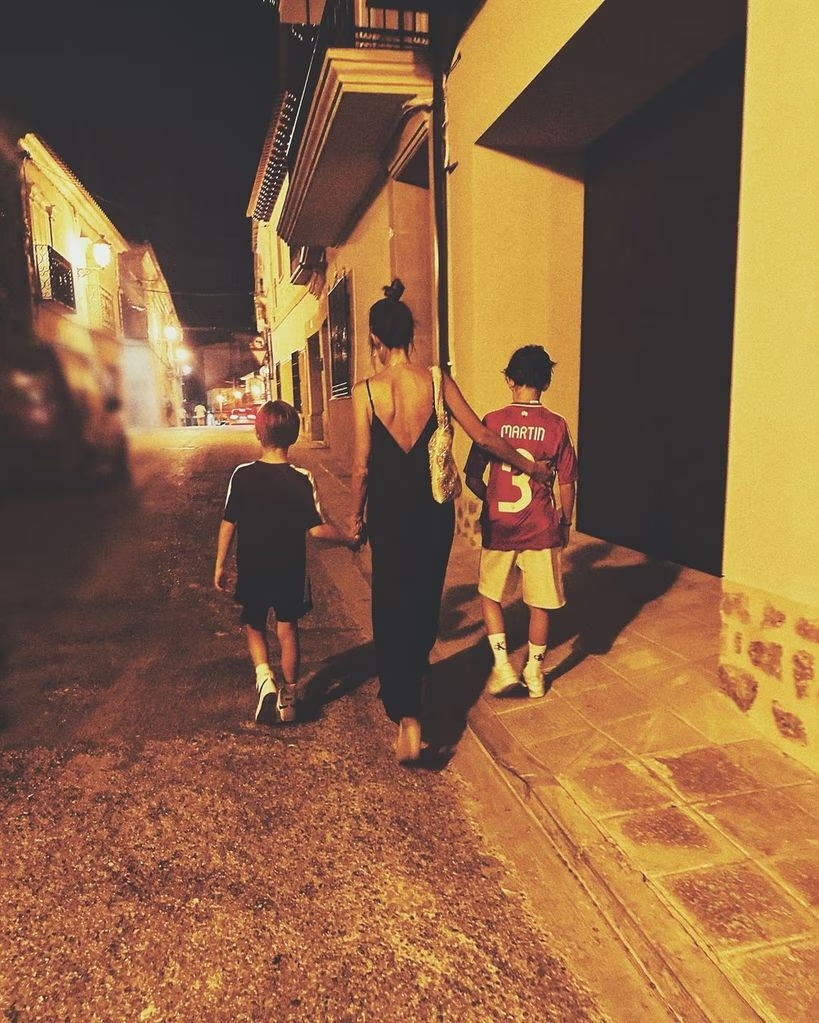 Sara Carbonero con sus hijos en el pueblo