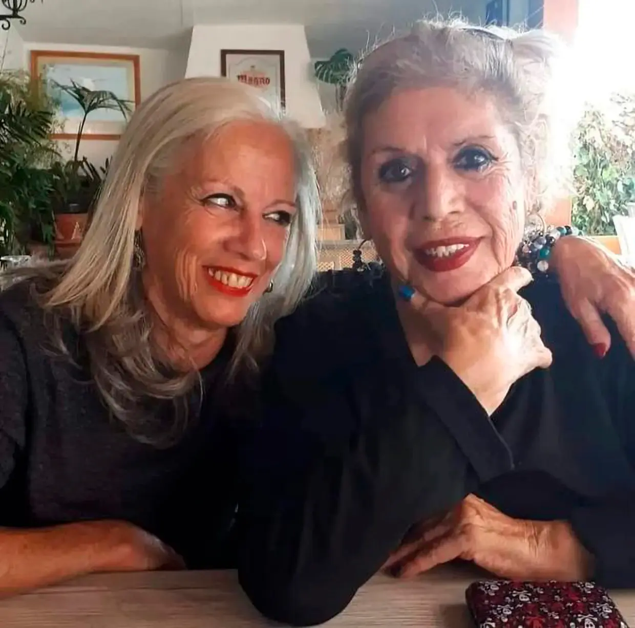 María Jiménez con su hermana.