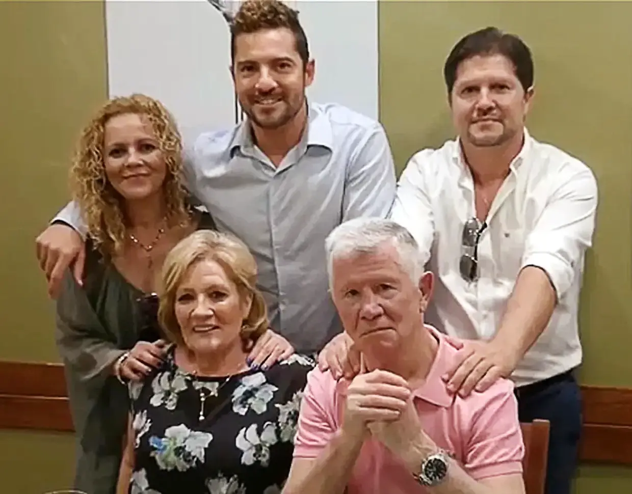 David Bisbal con sus padres y sus hermanos.