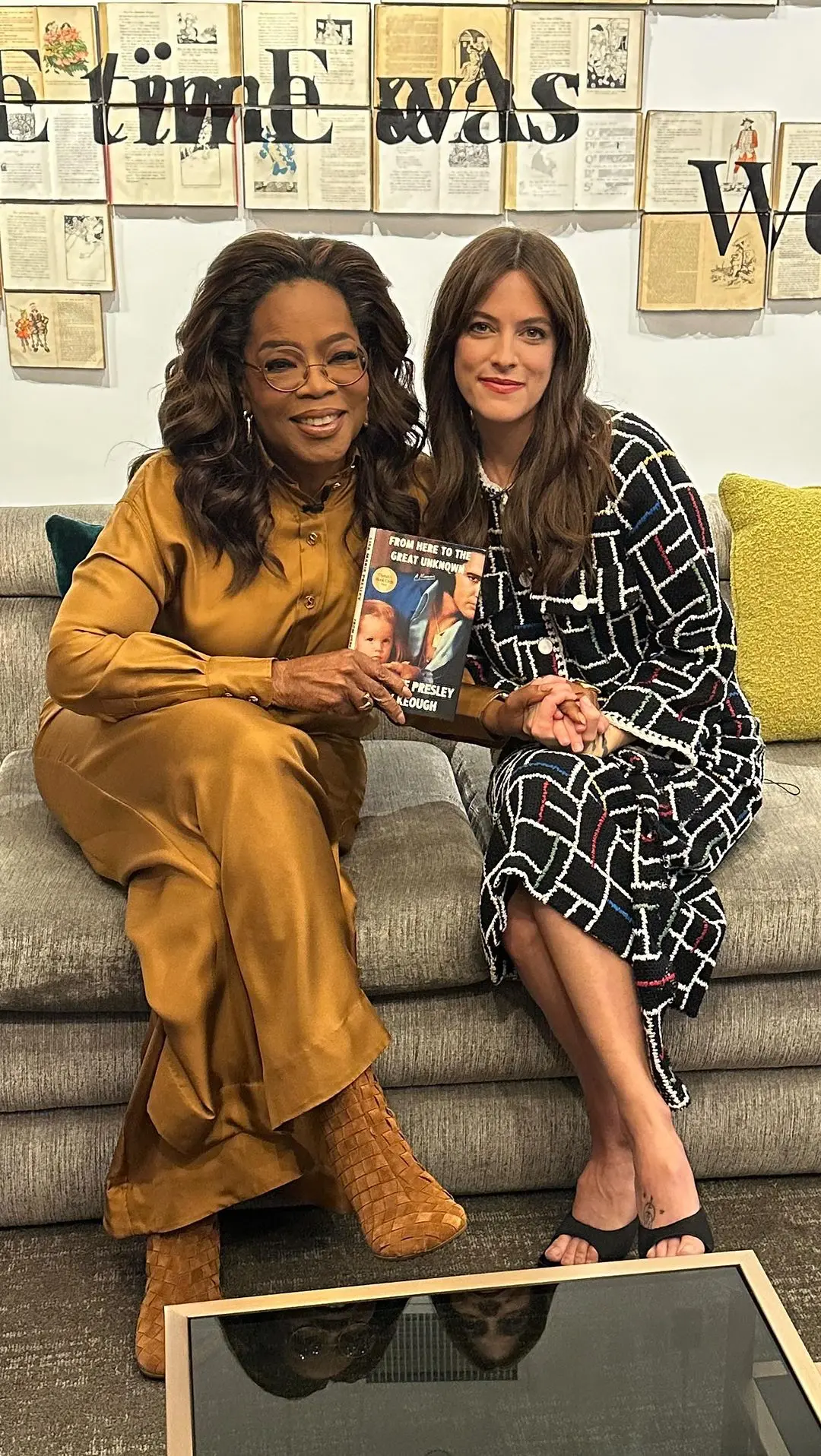 Riley con Oprah para presentar el libro coescrito con su madre.