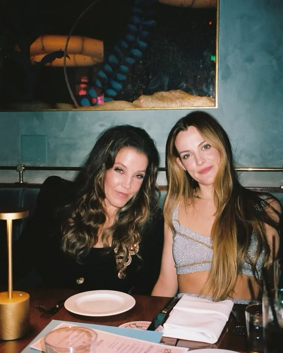 Lisa Marie con su hija Riley con la que escribió su autobiografía.