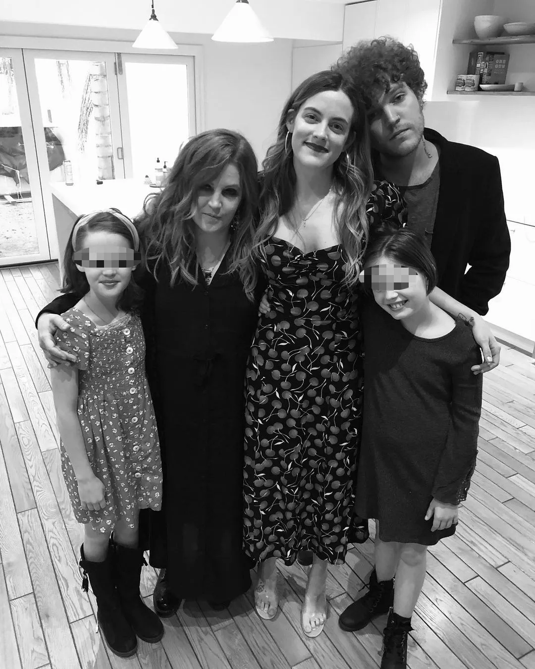 Lisa Marie Presley con sus cuatro hijos.