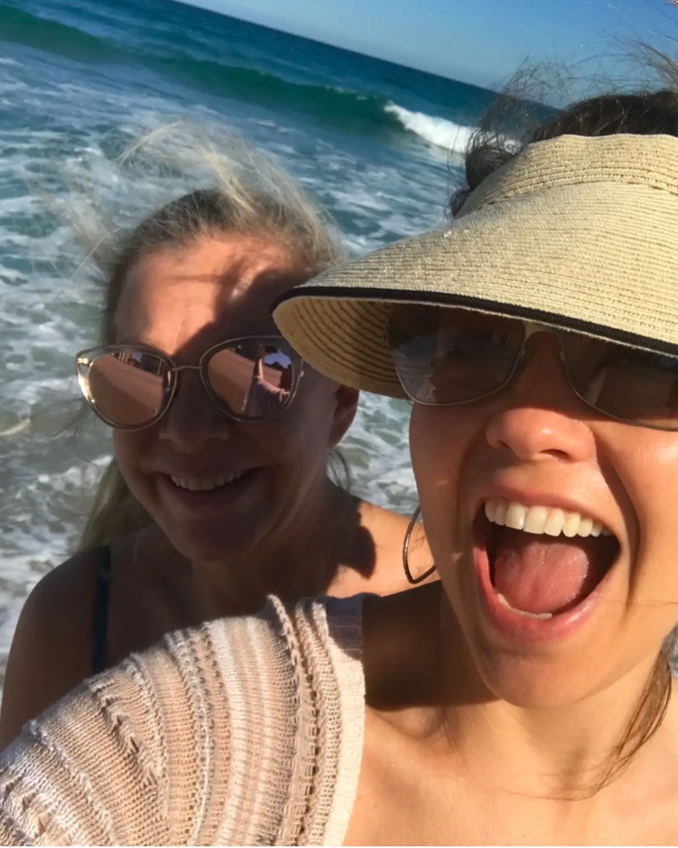 La cantante Thalía y su hermana, Ernestina Sodi.