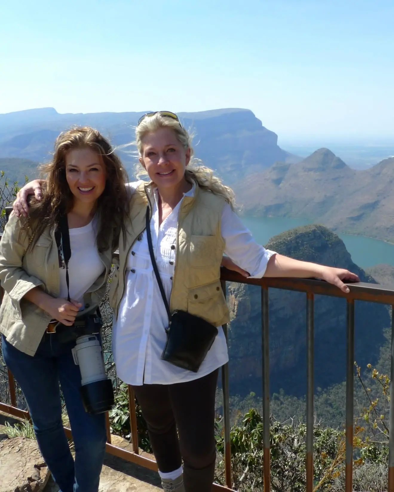 La cantante Thalía y su hermana, Ernestina Sodi.