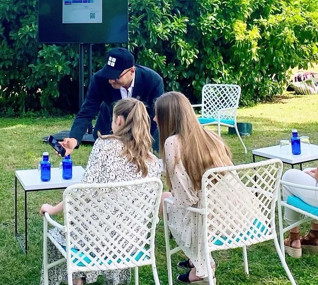 Hadi Partovi con Leonor y Sofía en 2022.