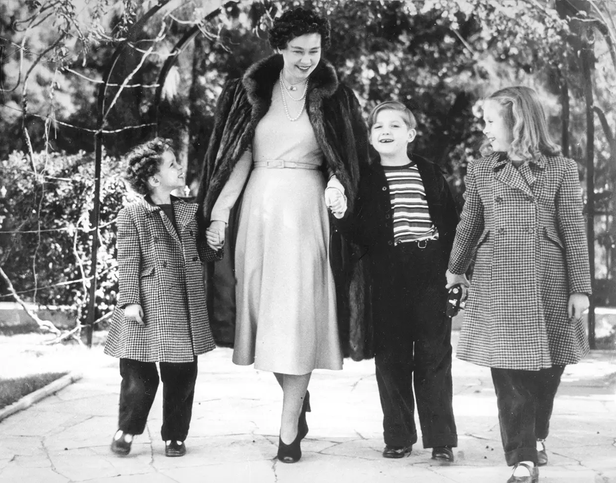 La reina Sofía paseando de niña con su madre y sus hermanos