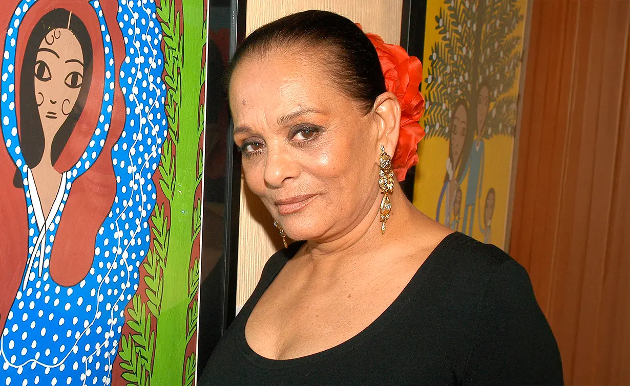 La Chunga con una de sus pinturas naïf de temática gitana.