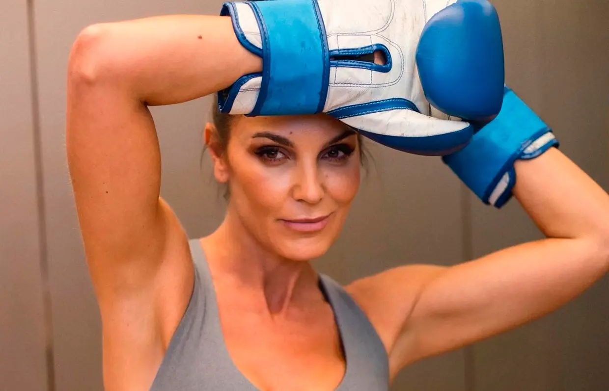 Mar Flores con guantes de boxeo