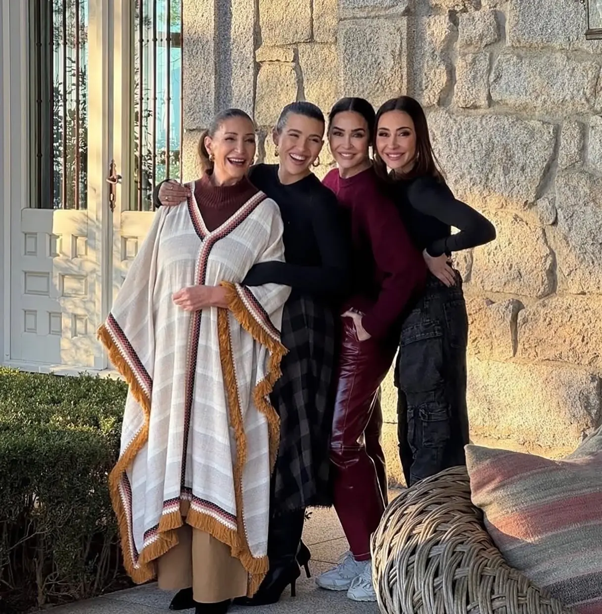 Vicky Martin Berrocal con su hija y sus hermanas.
