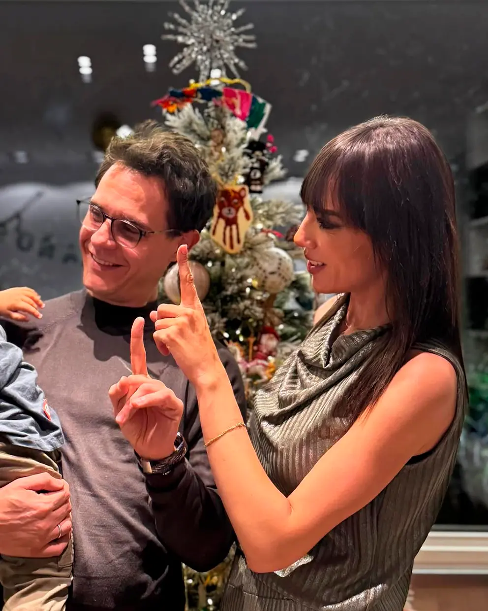 Christian Gálvez y Patricia Pardo con su bebé.