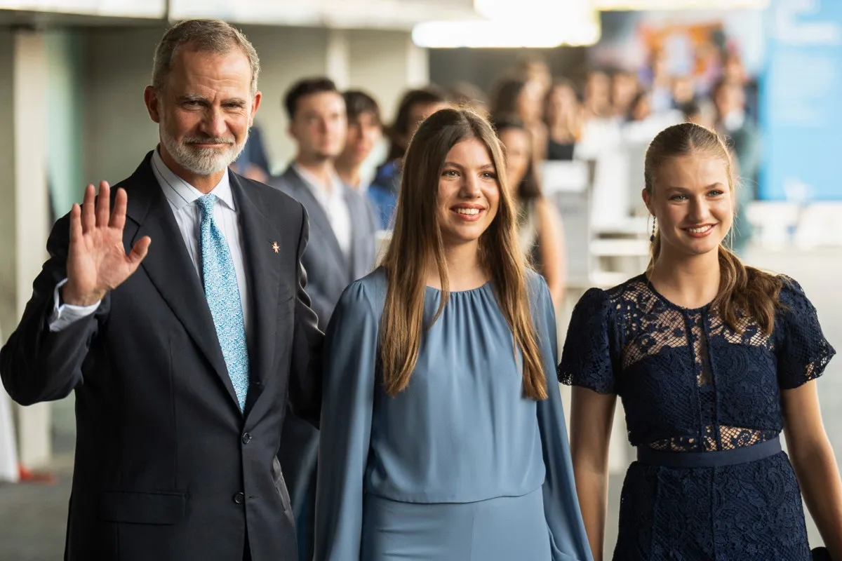 Felipe VI con Leonor y Sofía.