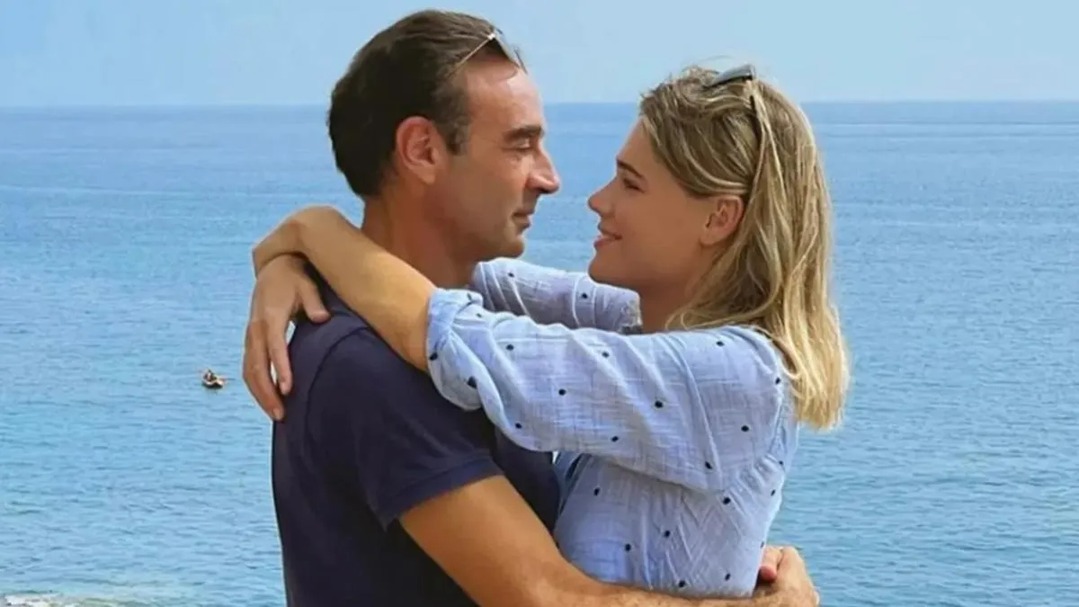 Enrique Ponce en una imagen de redes abrazado a Ana Soria