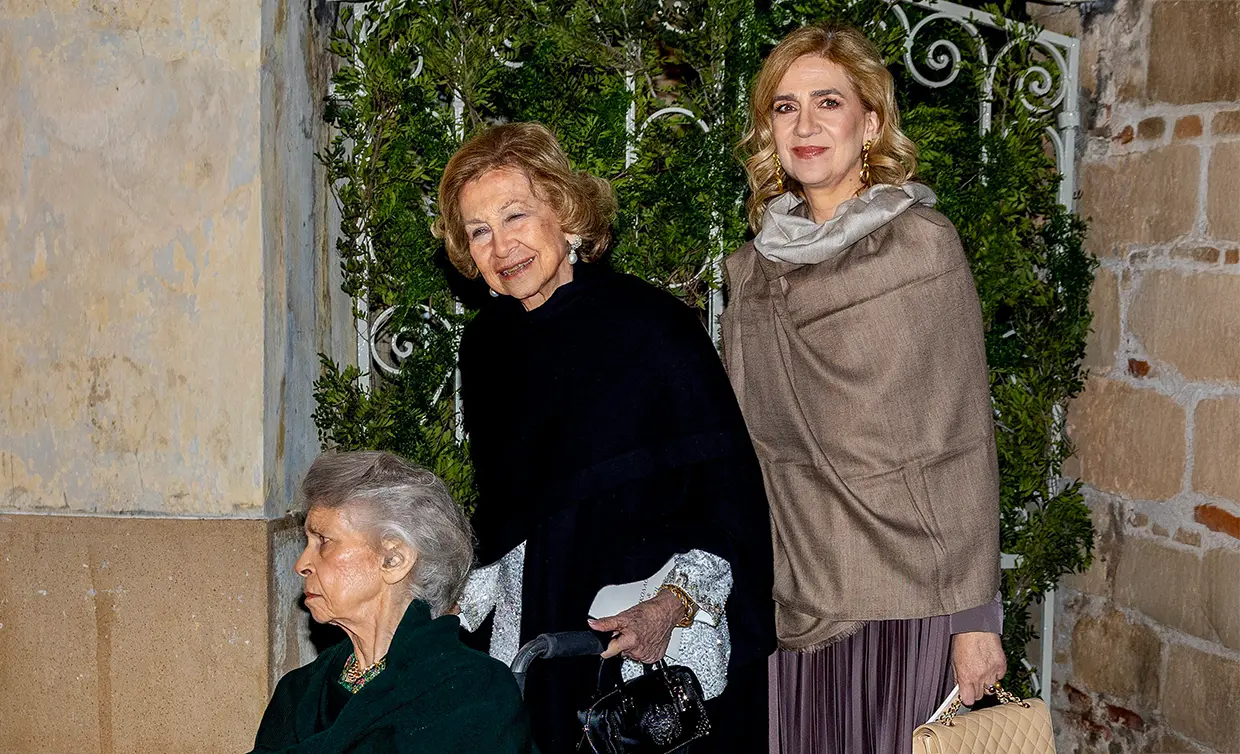 La Reina Sofía, con su hermana Irene y su hija, la infanta Cristina.