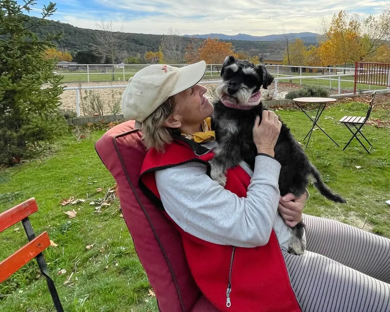 Mercedes Mila con su perro