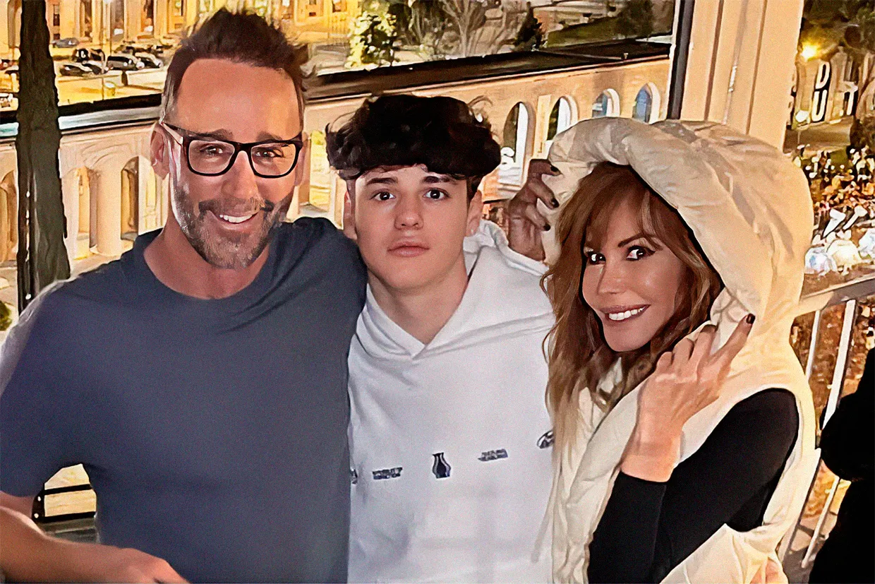 Álvaro Muñoz Escassi y Lara Dibildos con su hijo Álvaro.