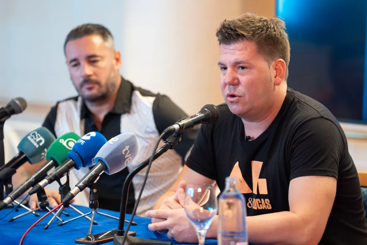 Andy y Lucas serios en una rueda de prensa