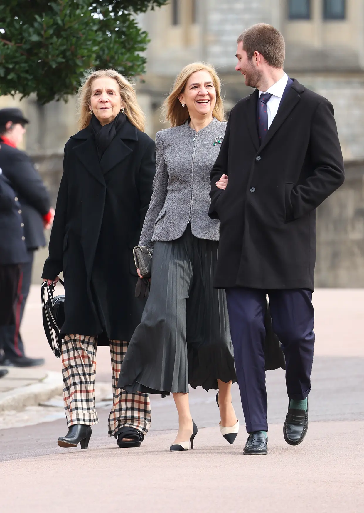 La infanta Elena y la infanta Cristina con su hijo Juan Urdangarín.