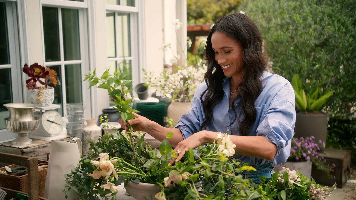 Meghan Markle cuidando de sus plantas