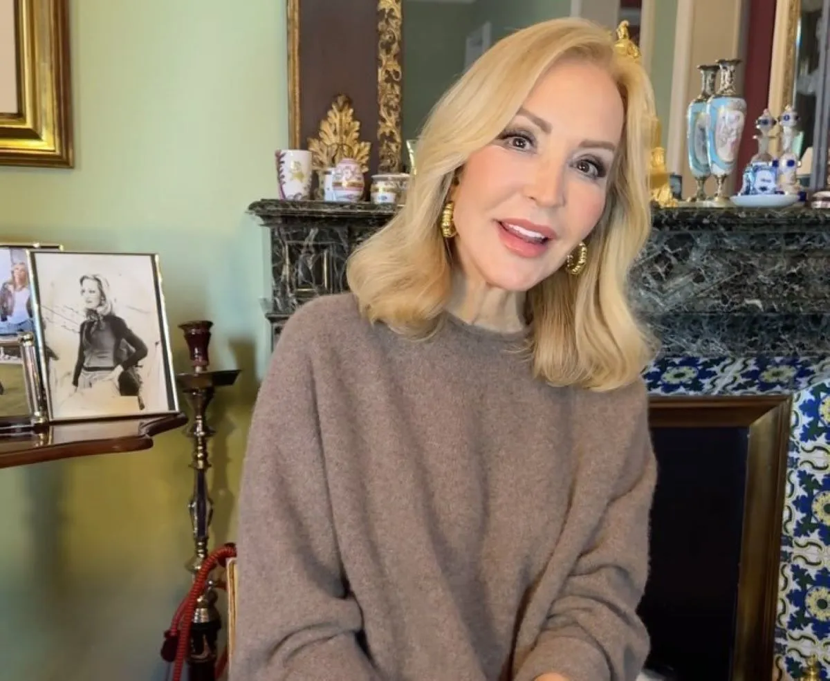 Carmen Lomana en una imagen en su casa subida a redes