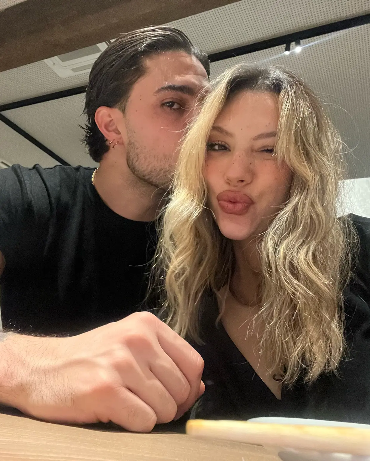 Carlo Costanzia y Alejandra Rubio posando juntos.