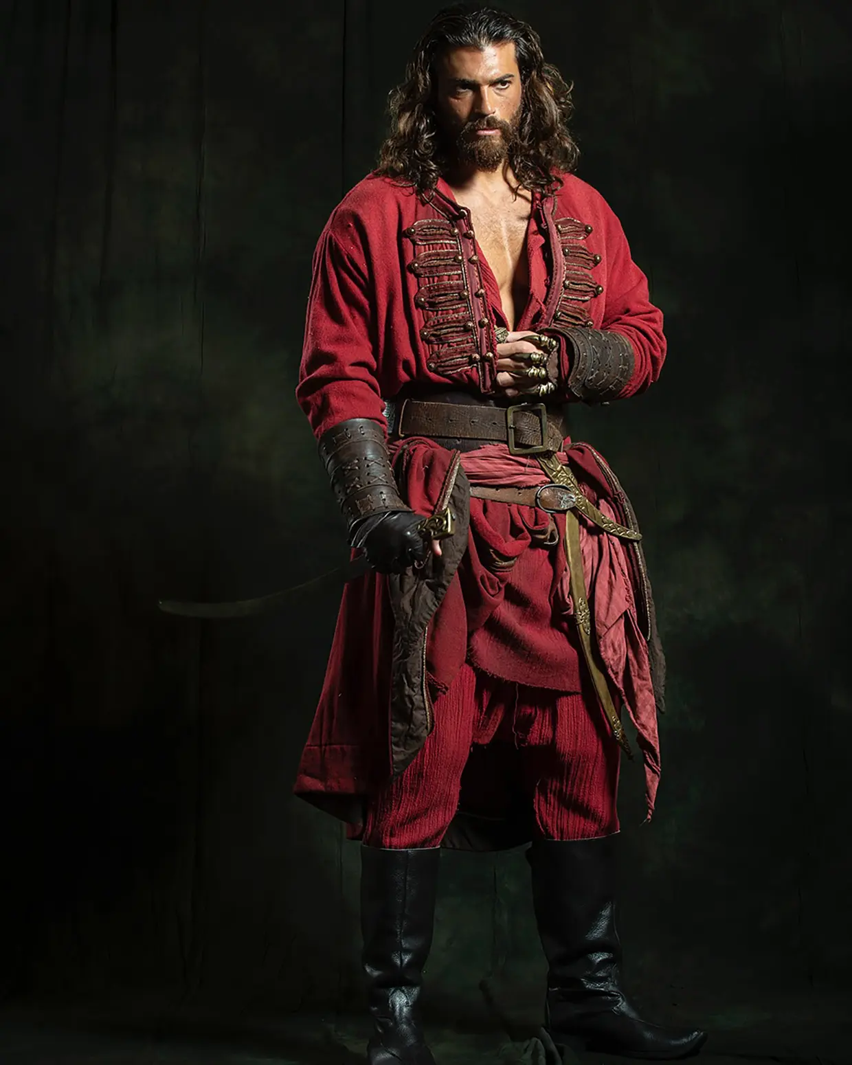 Can Yaman caracterizado como su personaje en la serie 'El Turco'.