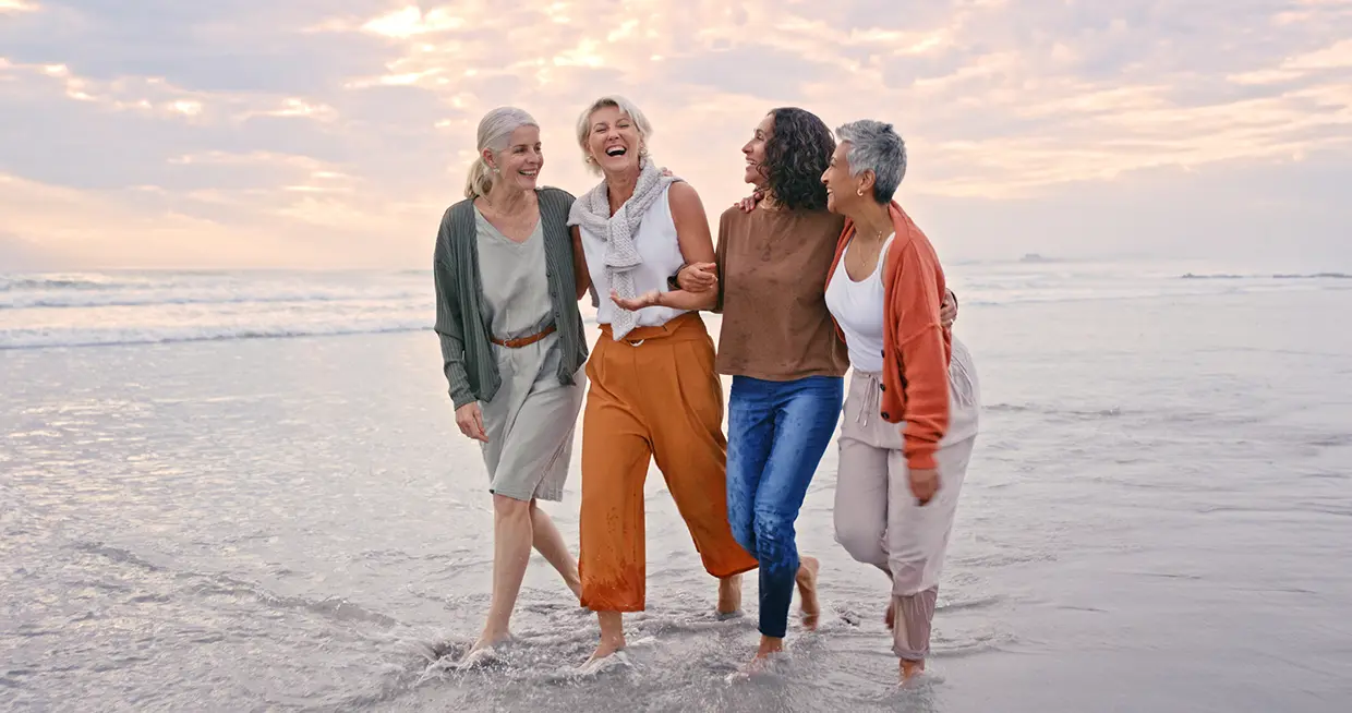 Amigas andando juntas por la playa