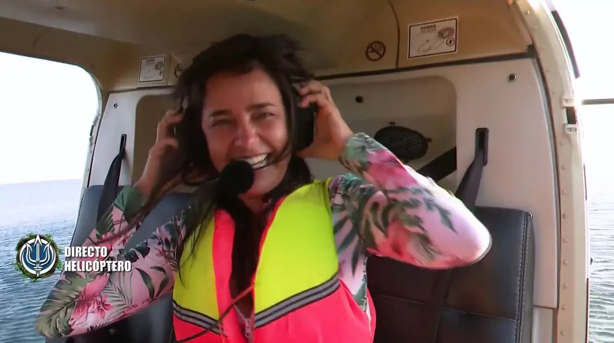 Carmen Alcayde en el helicóptero de Supervivientes.