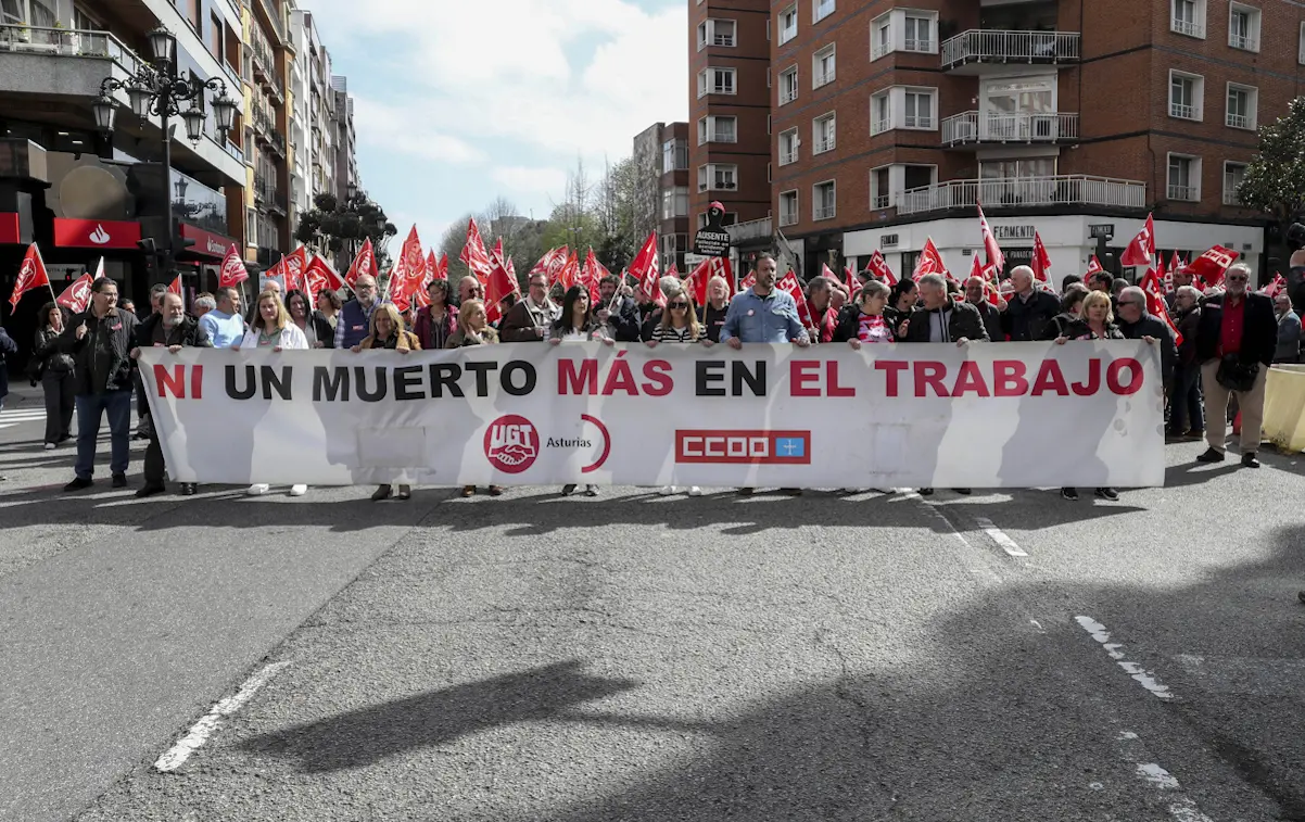 Concentración en señal de apoyo a los familiares y allegados de los cinco mineros fallecidos.