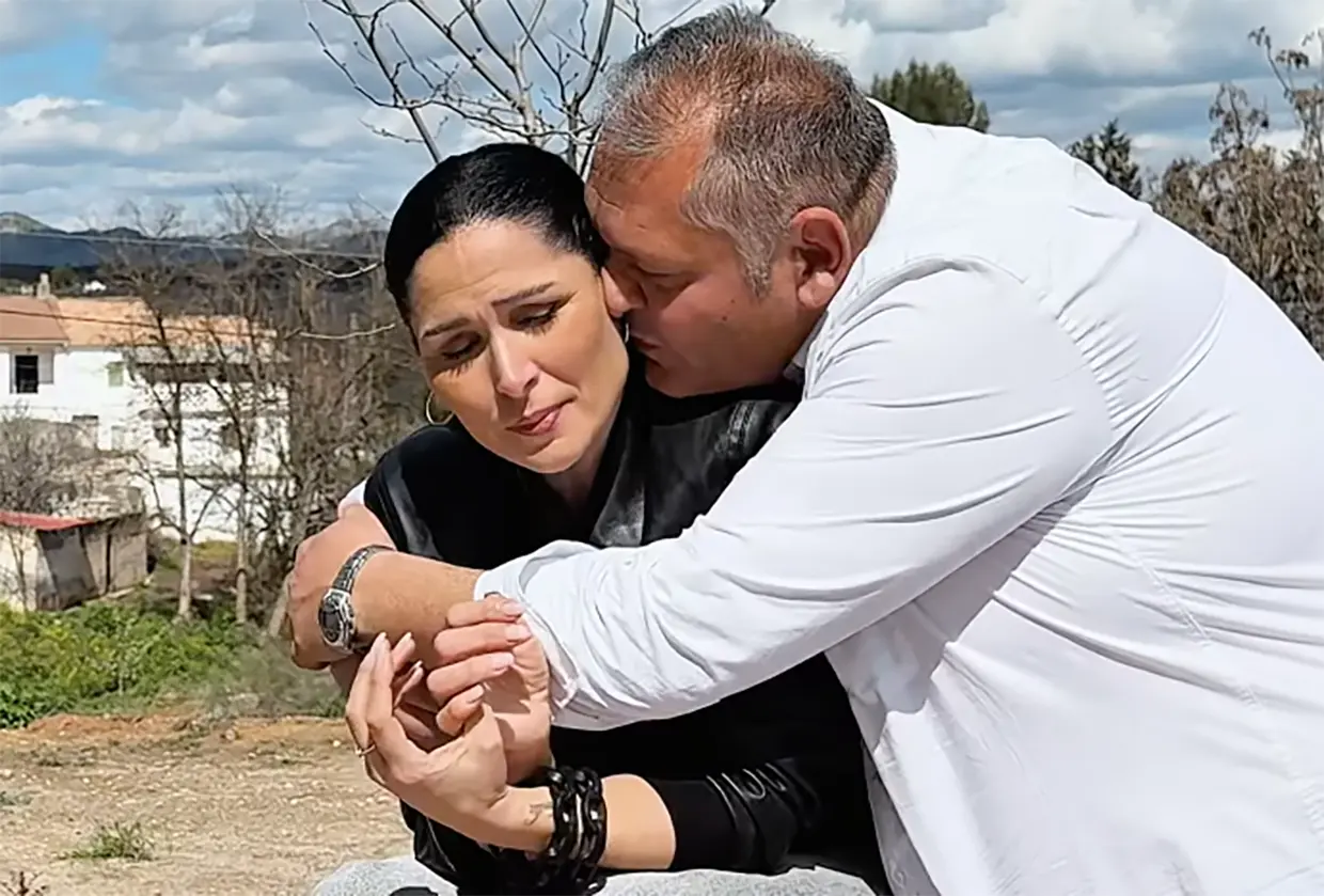 Rosa López abrazada y besada por su hermano.