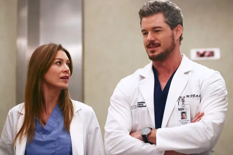 Eric Dane en un fotograma de Anatomía de Grey con su compañera Ellen Pompeo