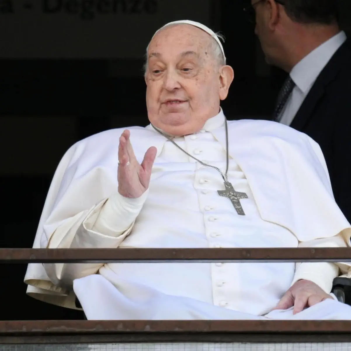 Papa Francisco reaparece