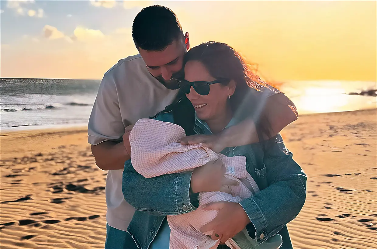 David Rodríguez y Anabel Pantoja con su hija Alma en la playa.