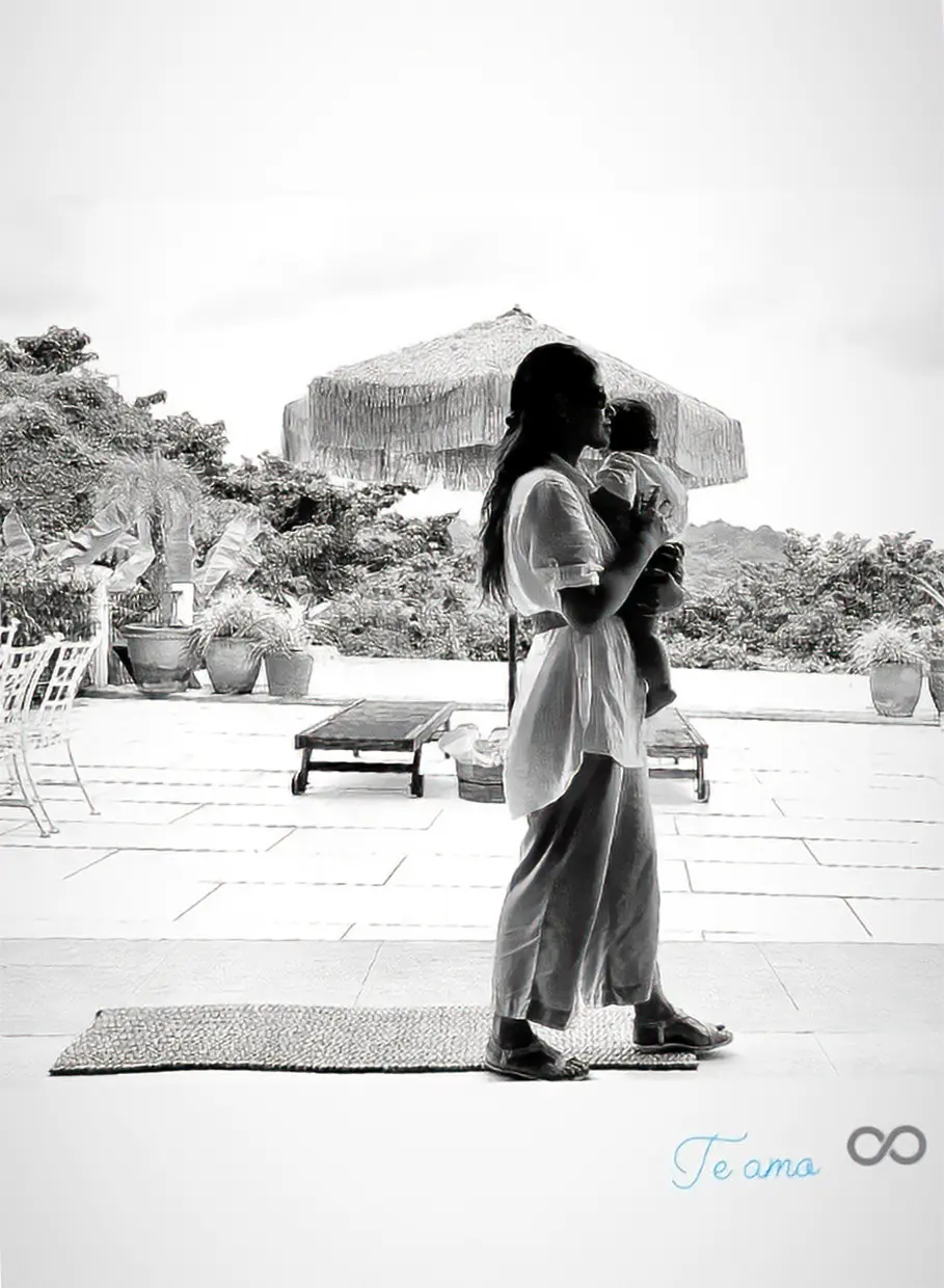 Gabriela Guillén con su hijo en brazos.