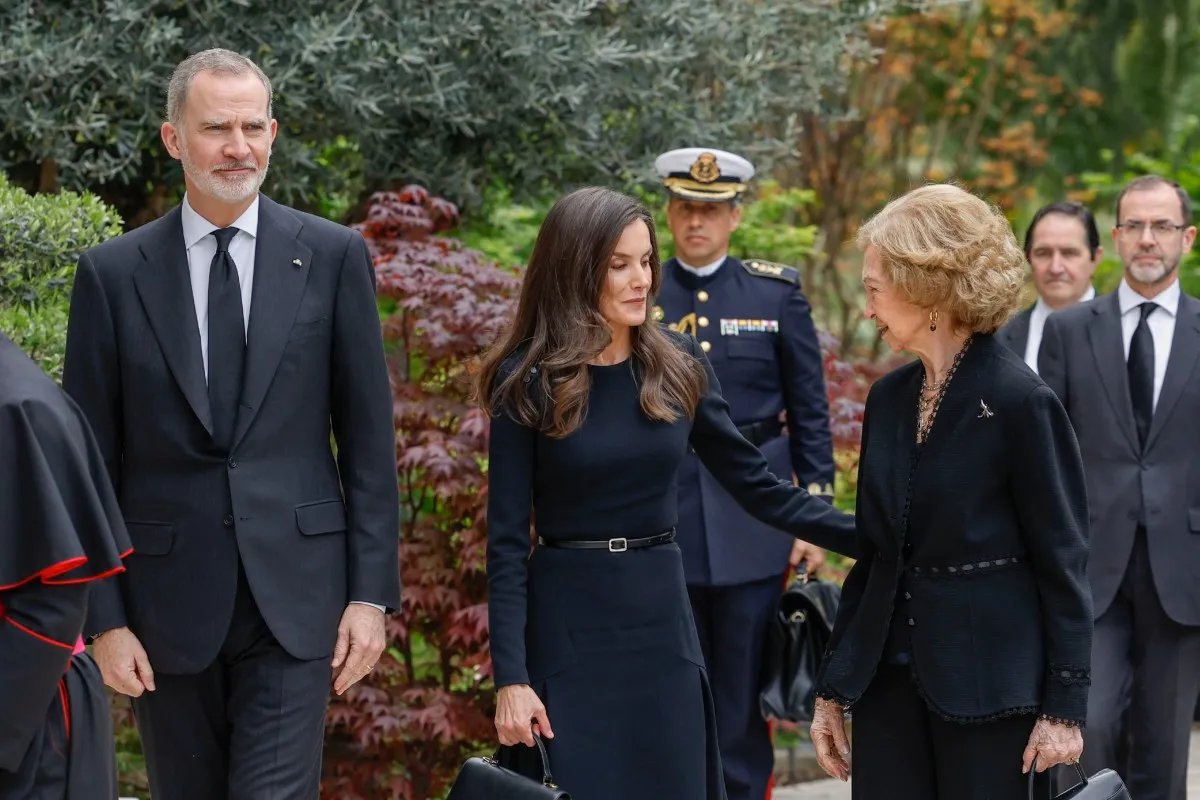 Felipe, Letizia y la reina Sofía, de luto por el papa Francisco.