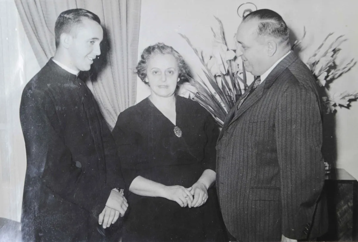 El papa Francisco de joven, junto a sus padres.